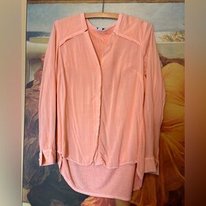 Splendid brand. Peachy orange shirt. Ribbed back. High low hem